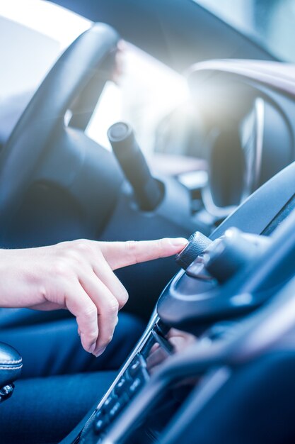 De zakenman werkt in de auto