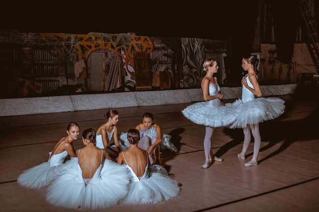 De zeven ballerina's achter de schermen van het theater