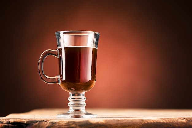 De zwarte koffie in een glas