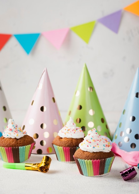 Decoratie met geglazuurde muffins en feesthoeden