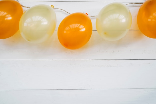 Decoratie met oranje en witte luchtballonnen