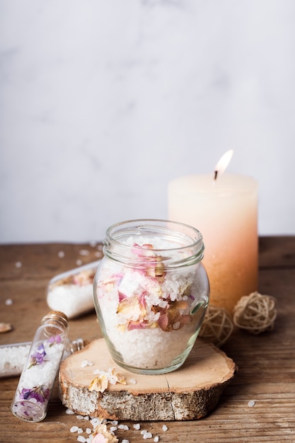 Gratis foto decoratie met zouten in pot en kaars