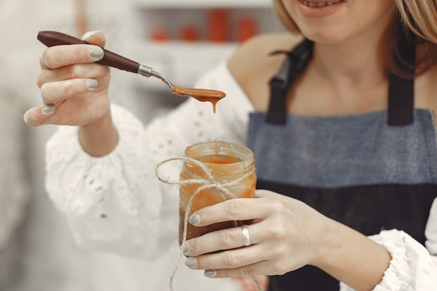 Decoratie van het afgewerkte dessert. Het concept van zelfgemaakt gebak, taarten koken.