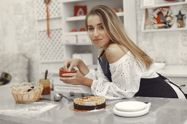 Decoratie van het afgewerkte dessert. Het concept van zelfgemaakt gebak, taarten koken.