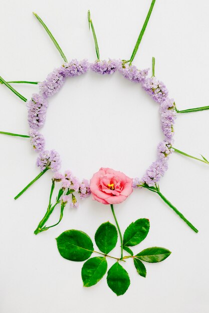 Decoratief cirkelvormig frame gemaakt met bloemen