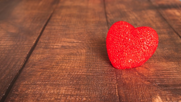 Decoratief hart op een houten bord