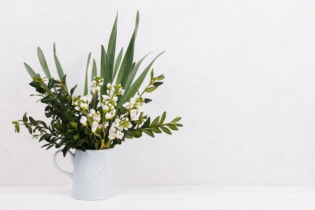 Decoratieve bloemen in een vaas