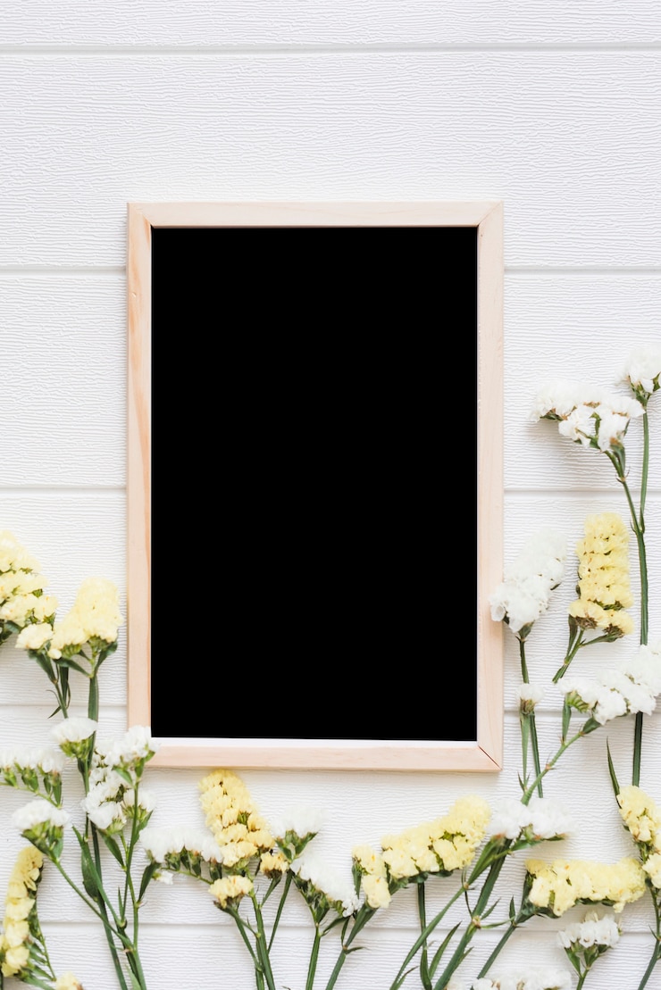 Gratis Foto decoratieve bloemen met een schoolbord