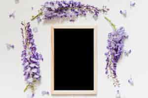 Gratis foto decoratieve bloemen met een schoolbord