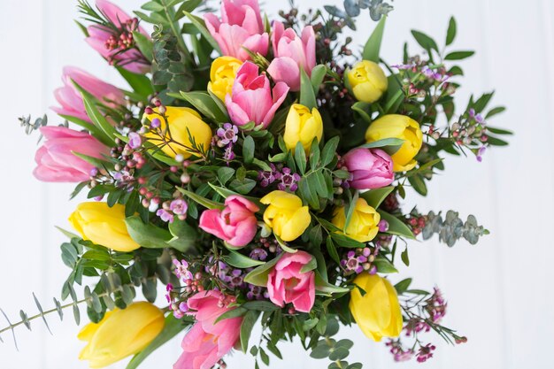 Decoratieve boeket met roze en gele tulpen