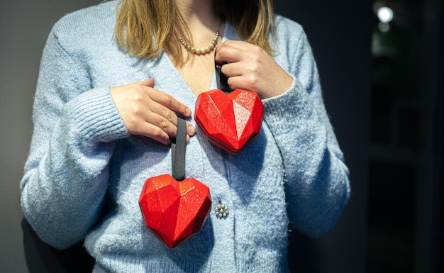Gratis foto decoratieve dozen in de vorm van harten in vrouwelijke handen