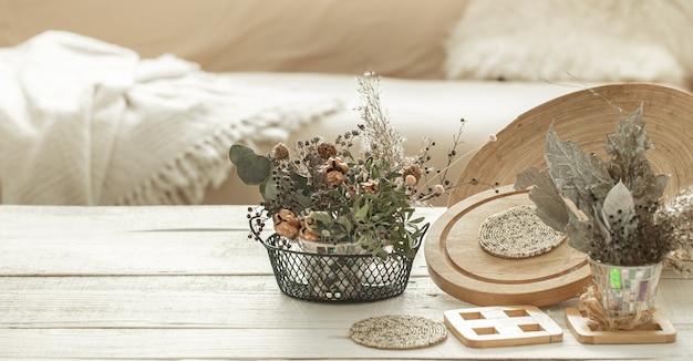 Decoratieve items in het interieur met gedroogde bloemen.