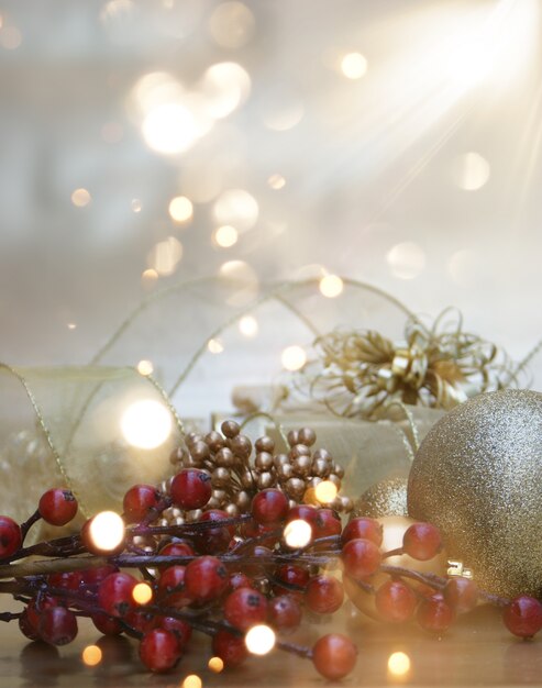 Decoratieve Kerst achtergrond met cadeau en decoraties en bokeh lichten