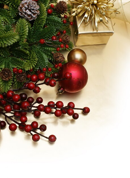 Decoratieve Kerst achtergrond met decoraties geschenk en krans