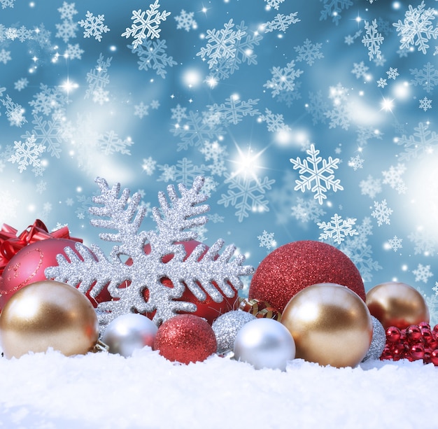 Decoratieve Kerst achtergrond met decoraties in de sneeuw