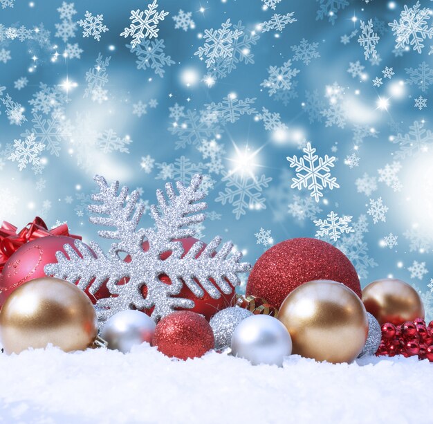 Decoratieve Kerst achtergrond met decoraties in de sneeuw