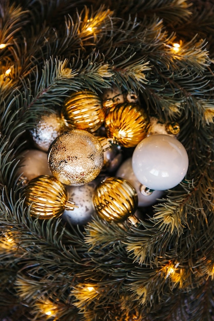 Gratis foto decoratieve kerstballen samenstelling