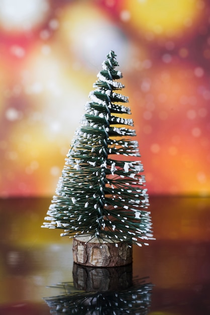 Decoratieve kerstboom op zwarte bord