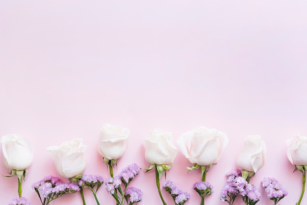 Gratis foto decoratieve kleurrijke rozen op een achtergrond