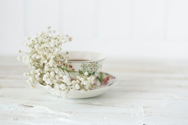 Decoratieve kopje thee met bloemen