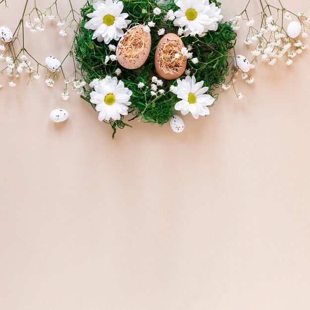 Decoratieve mand met bloemen en eieren