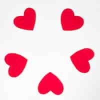 Gratis foto decoratieve rode papieren harten
