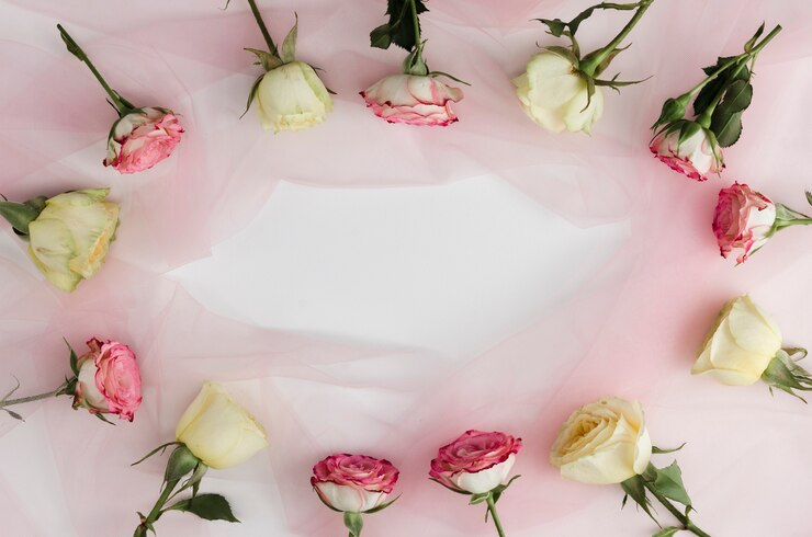 Gratis Foto decoratieve romantische rozen die exemplaarruimte omringen