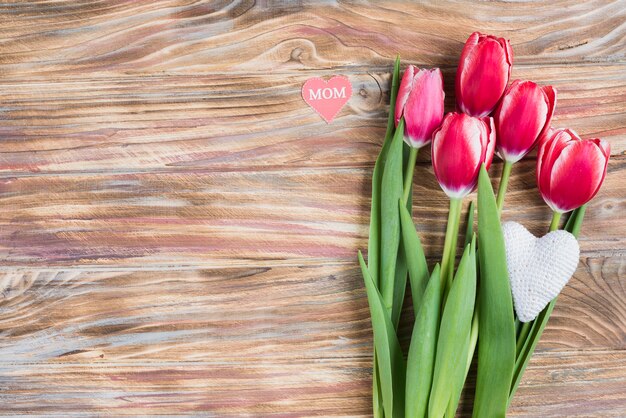 Decoratieve tulpen op houten ondergrond voor moederdag