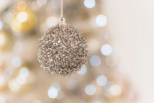 Gratis foto decoratieve zilveren speelgoedbauble