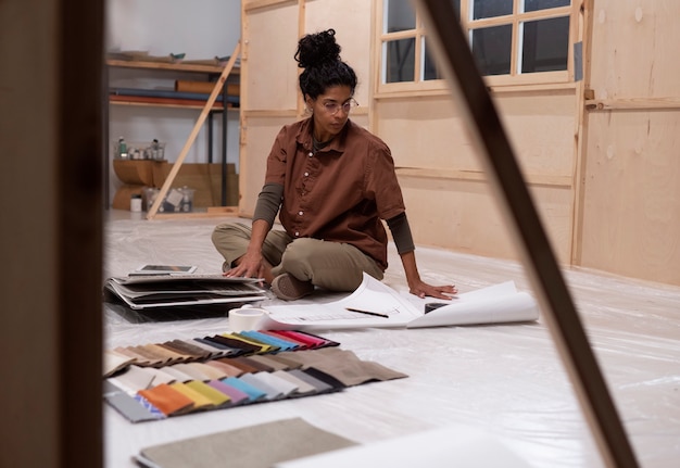 Decorontwerper aan het werk binnenshuis