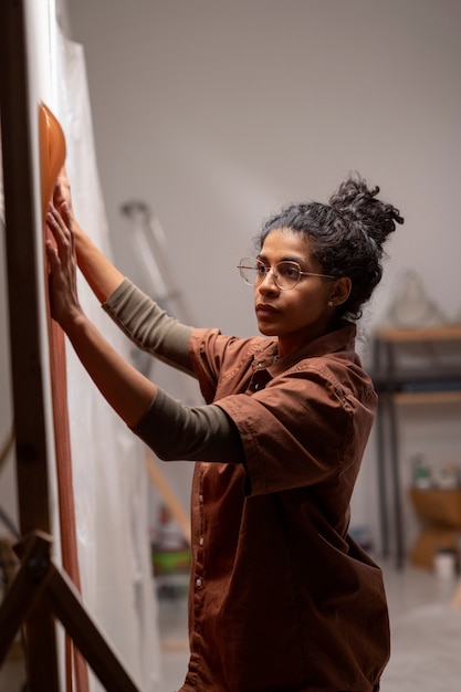 Decorontwerper aan het werk binnenshuis