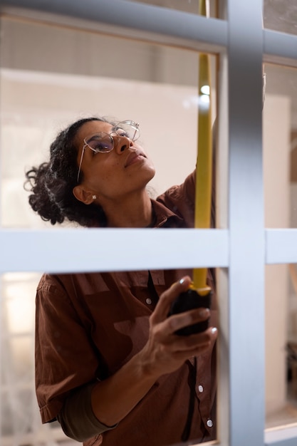 Decorontwerper aan het werk binnenshuis