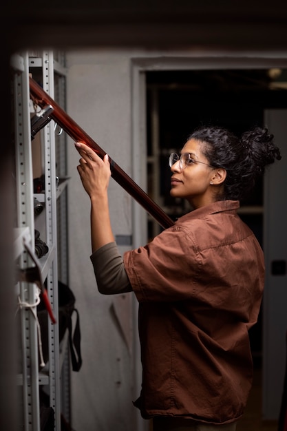 Gratis foto decorontwerper aan het werk binnenshuis