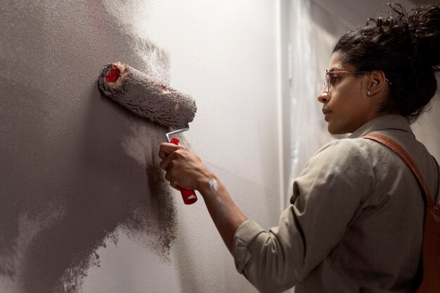 Decorontwerper aan het werk binnenshuis