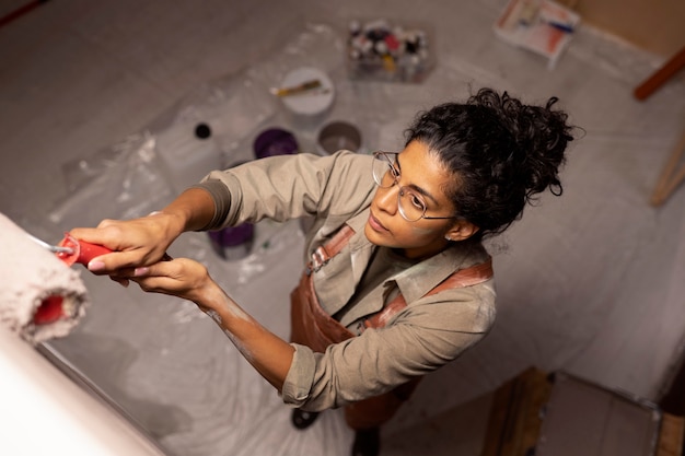 Gratis foto decorontwerper aan het werk binnenshuis