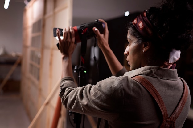 Gratis foto decorontwerper aan het werk binnenshuis