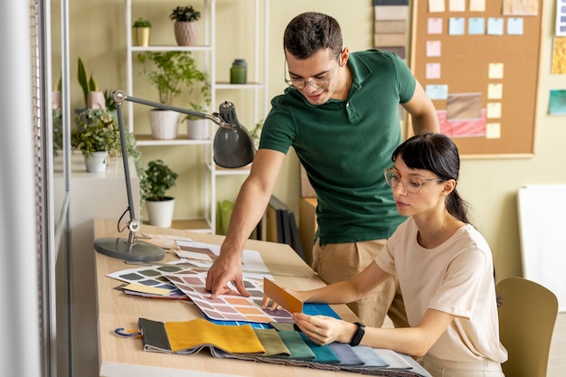 Gratis foto decorontwerpers aan het werk