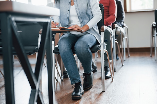 Deeltjesweergave. groep mensen op handelsconferentie in moderne klas overdag