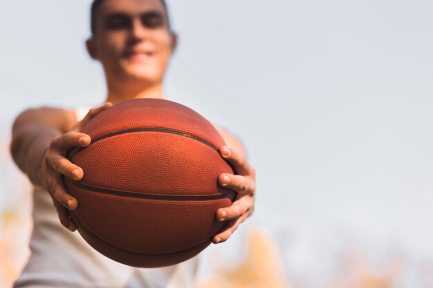 Defocused atleet bedrijf basketbal