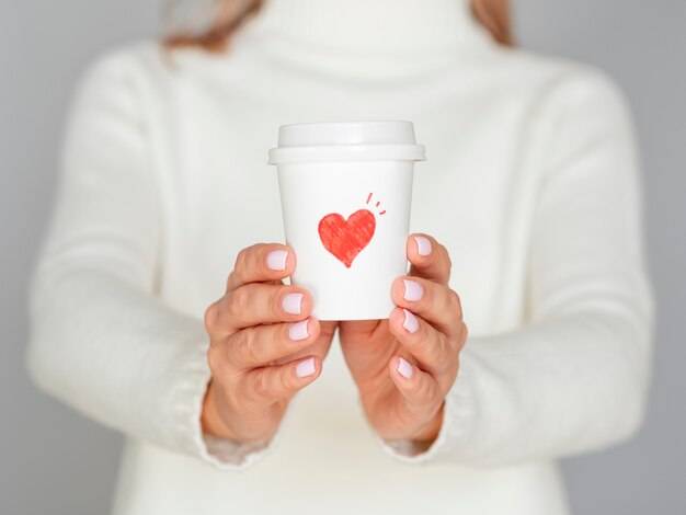 Defocused vrouw met valentijn koffie