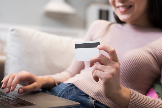 Gratis foto defocusedvrouw die creditcard steunt