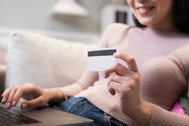 Defocusedvrouw die creditcard steunt