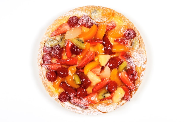 Gratis foto delicious fruit tart geïsoleerd op een witte ruimte