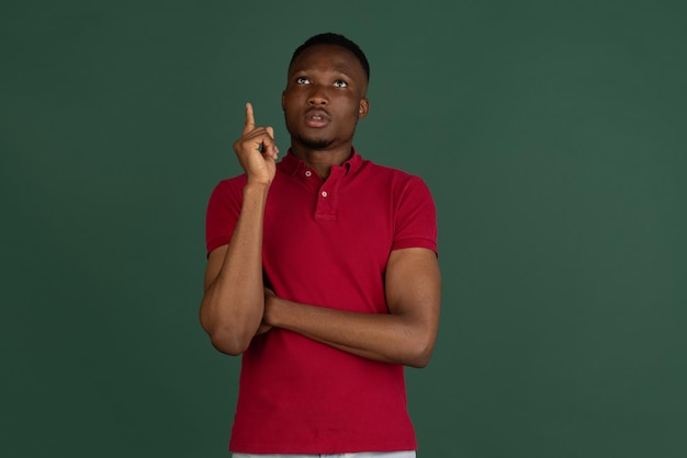 Denken Afrikaanse man's portret geïsoleerd op studio achtergrond met copyspace voor advertentie Mannelijk model in vrijetijdskleding