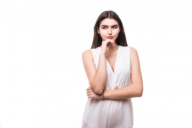 Denken jong model in moderne witte jurk op wit
