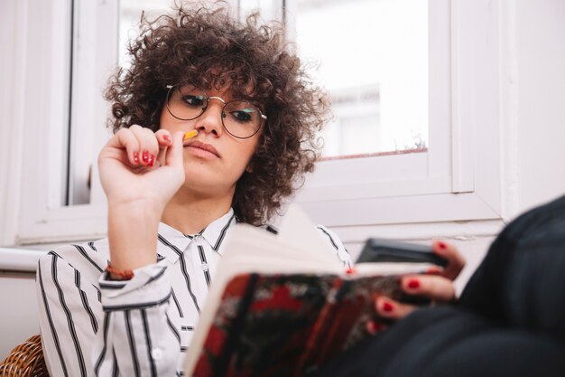 Denken tiener maken van aantekeningen