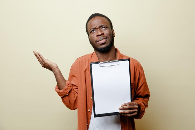 Denken verspreiding hand jonge Afro-Amerikaanse man met klembord geïsoleerd op een witte achtergrond