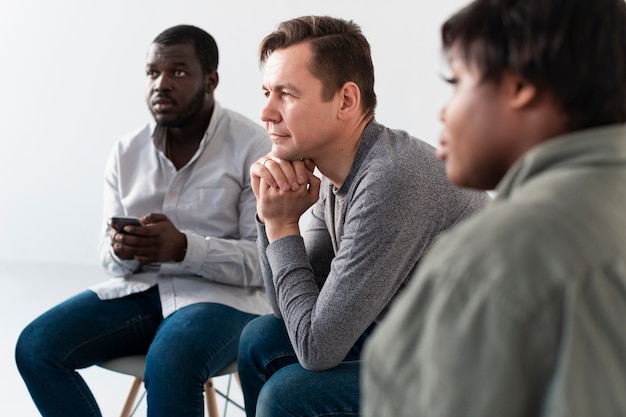 Gratis foto denkende mannen en vrouw die weg kijken