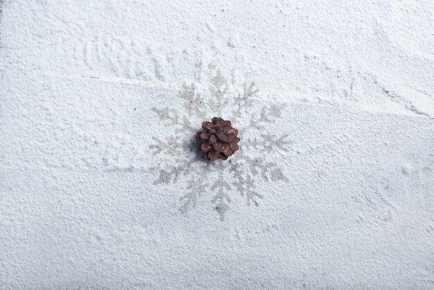 Dennenappel op de sneeuw. kerst decoratie