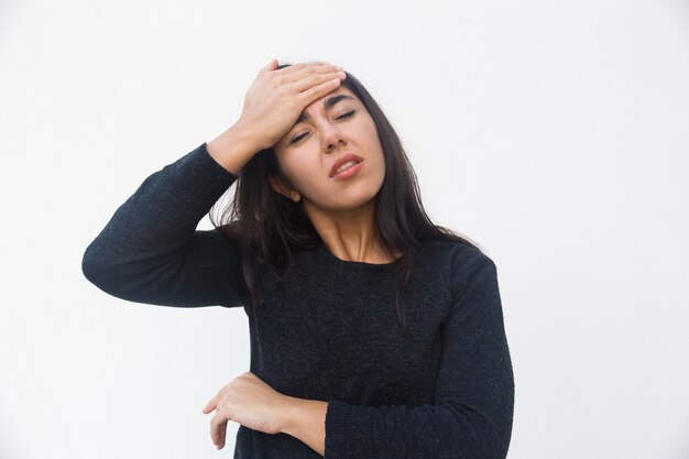 Depressieve ongelukkige vrouw hoofd aan te raken